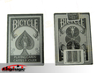 دوچرخه نقره ای و سیاه و سفید بازی کارت